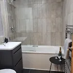 Spacious And Modern Town House Close To The District 度假居 *