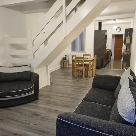 Spacious And Modern Town House Close To The District *