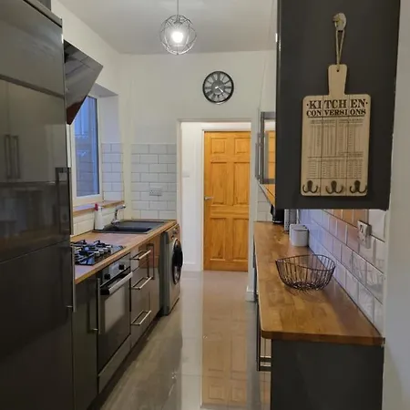 Spacious And Modern Town House Close To The District *