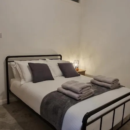 Spacious And Modern Town House Close To The District