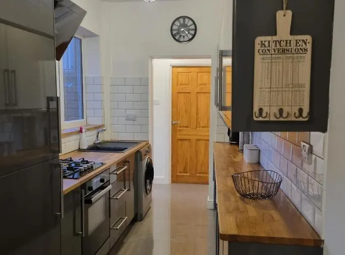 Spacious And Modern Town House Close To The District *