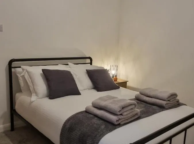 Spacious And Modern Town House Close To The District